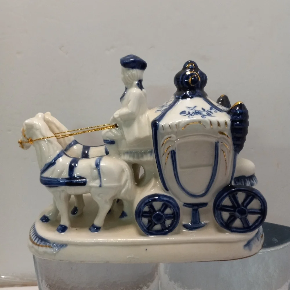 VICTORIAN Colonial Blue White Horse Carriage Figurine Porcelain Ceramic